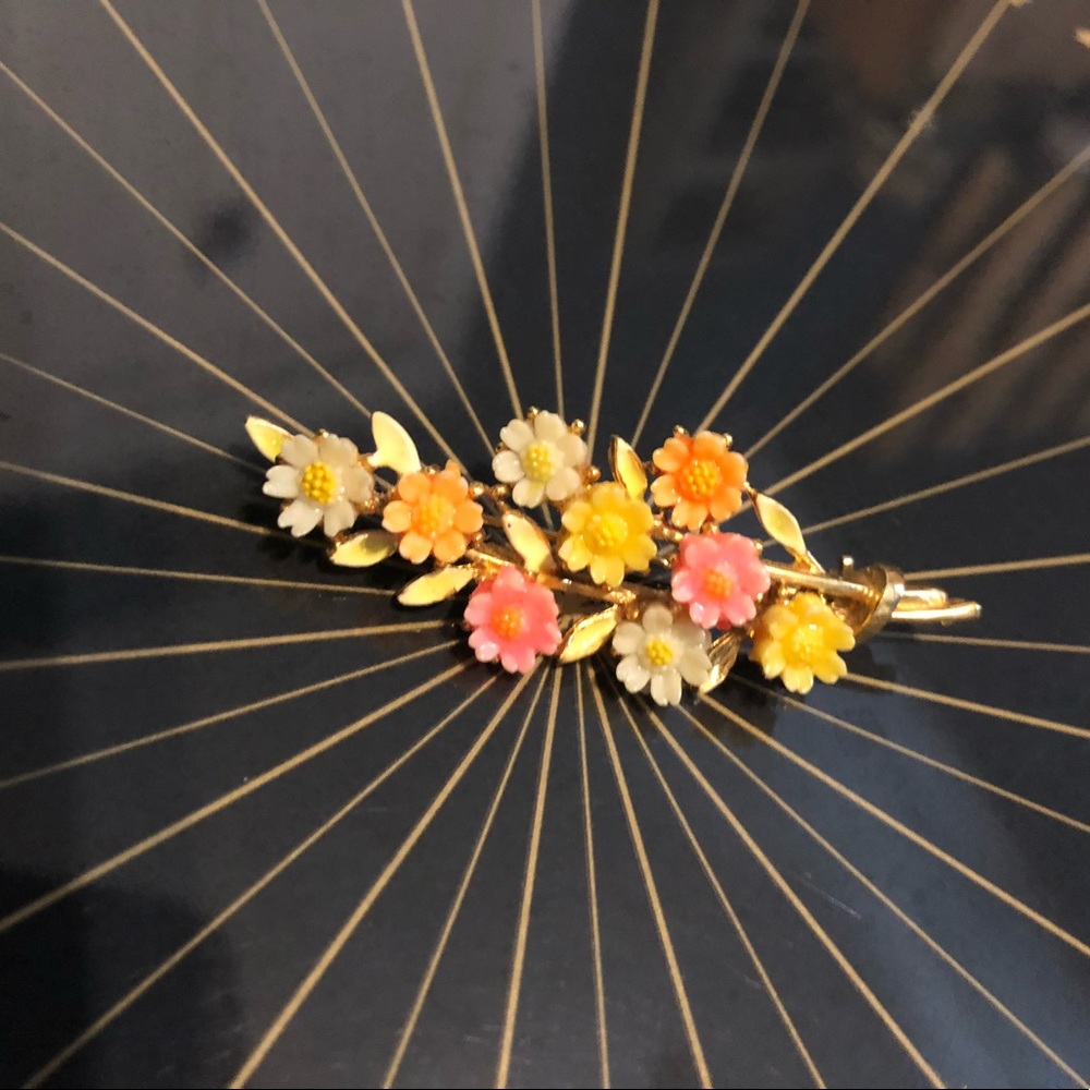 Vintage 1960’s Art Gold Floral Brooch